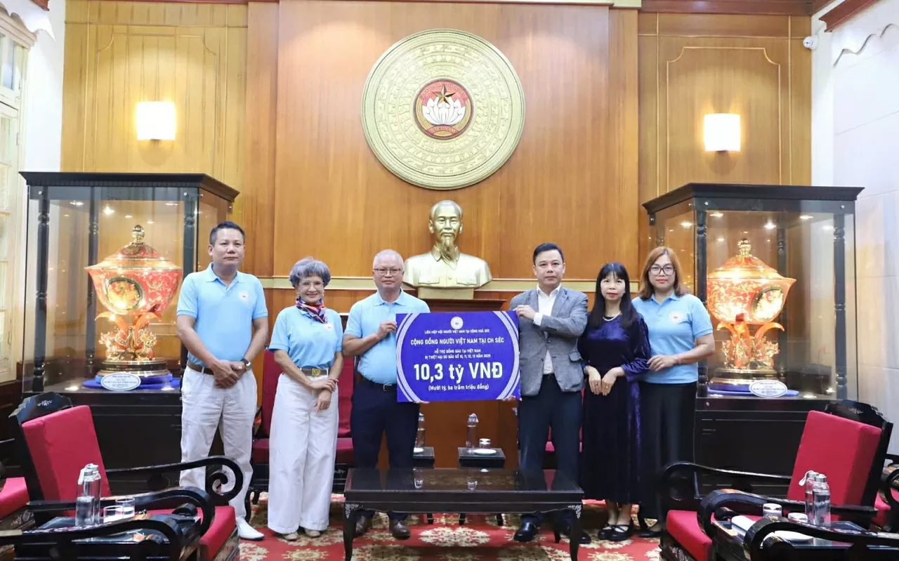 Người Việt tại Czech trao tặng hơn 10 tỷ đồng tới đồng bào vùng bão lũ